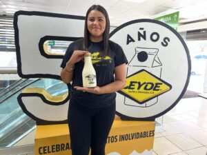 Supermercados La Colonia presenta botella conmemorativa de su aliado Leyde