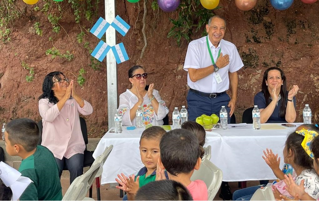 Con donación de monedas de clientes de La Colonia se construye el futuro de miles de niños