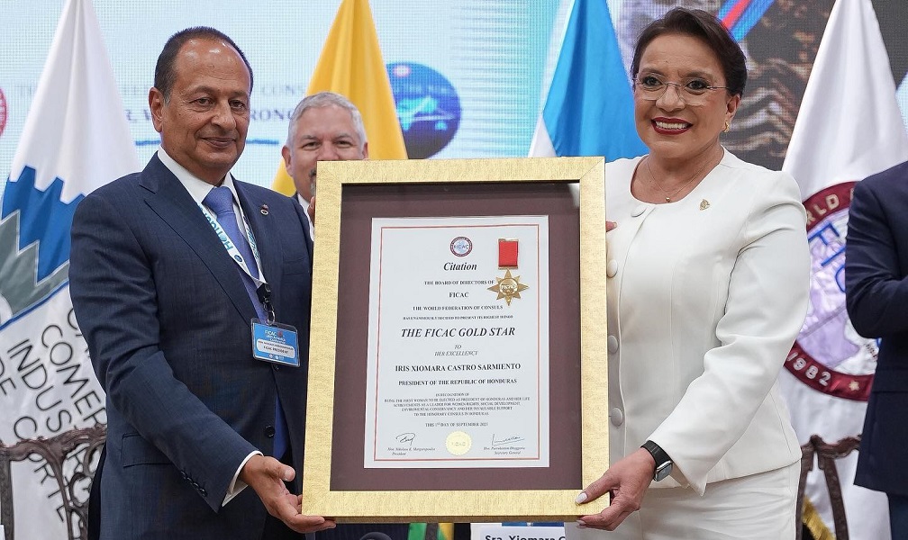 FICAC entregó la “Estrella de Oro” a la presidenta Xiomara de Zelaya