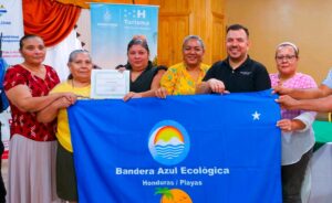 Playa El Porvenir recibe la Bandera Azul Ecológica