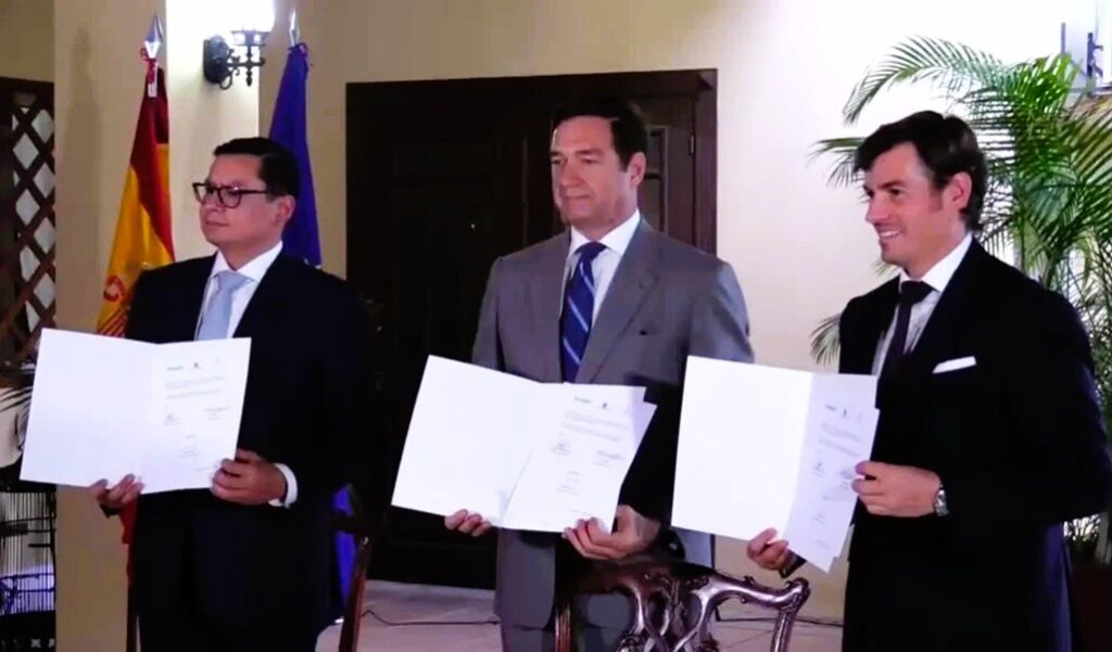 El embajador de España en Tegucigalpa, Diego Nuño García (i); el director comercial de Iberojet, Mario Domínguez (d), y el presidente del Consejo de Administración de Palmerola, Erick Spears, firman la renovación de un acuerdo este viernes, en Tegucigalpa (Honduras).