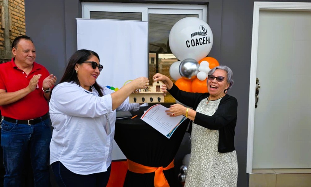 COACEHL entrega vivienda a ganadora de Cumple tus Sueños