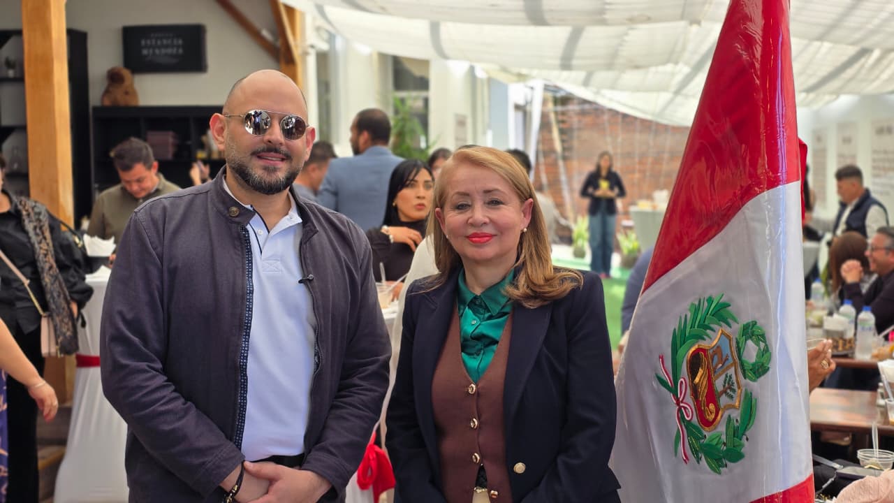 Andrés Ehrler, ministro de Turismo de Honduras, junto a Yvette Beoutis, embajadora de Perú en Honduras.
