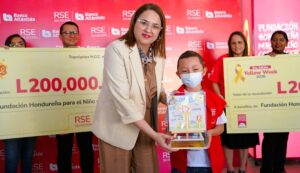 Banco Atlántida mantiene firme su respaldo al niño con cáncer